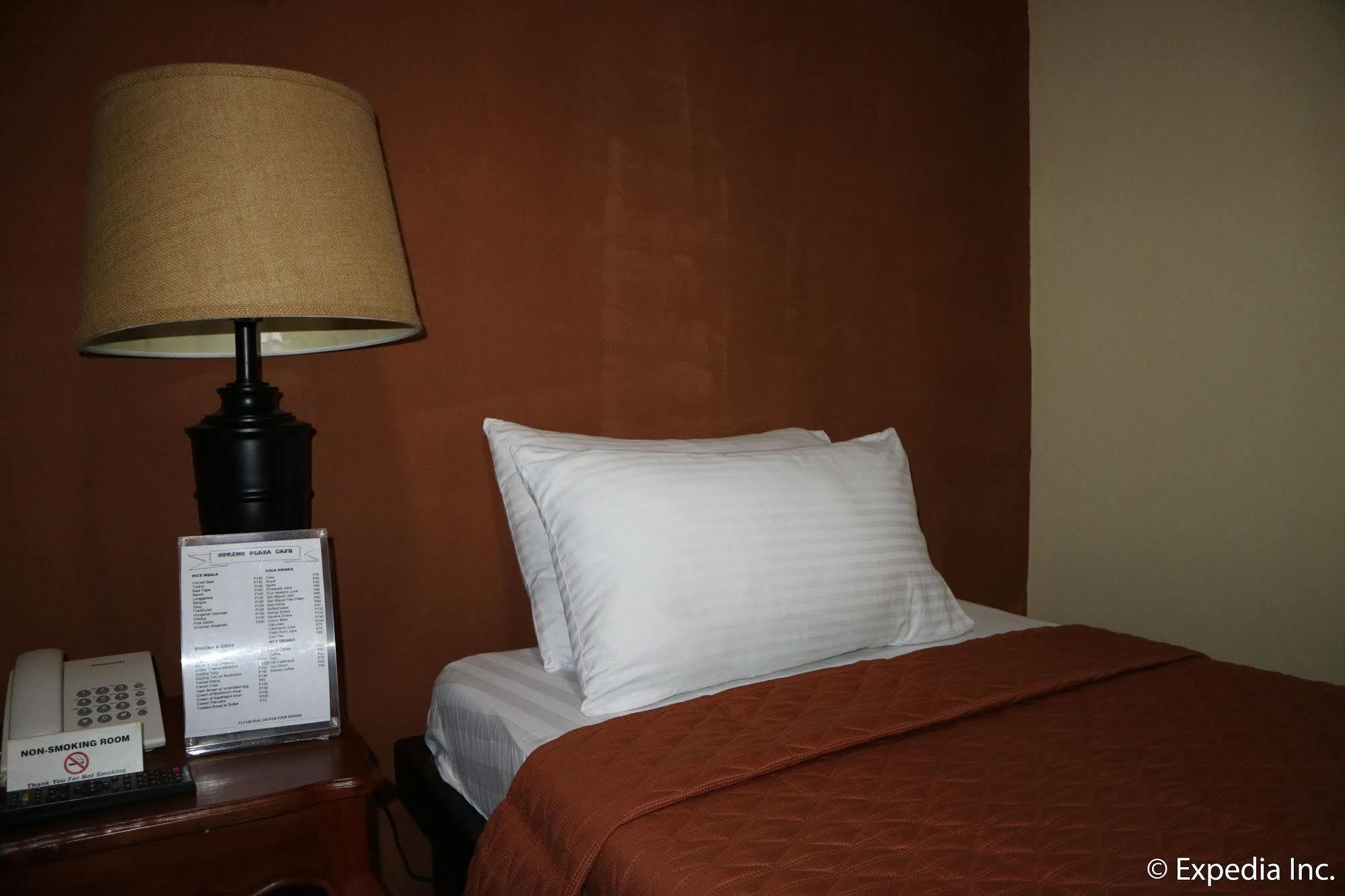 Spring Plaza Hotel Dasmarinas Esterno foto