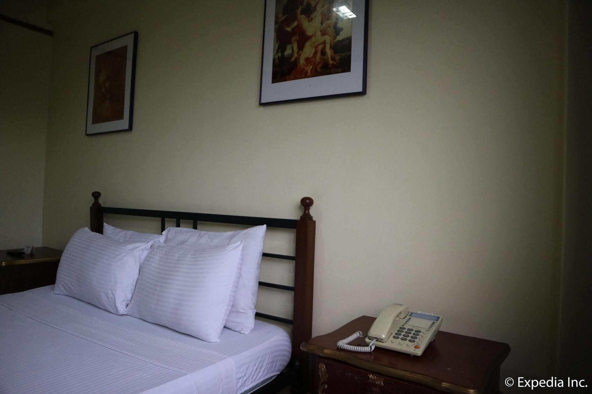 Spring Plaza Hotel Dasmarinas Esterno foto