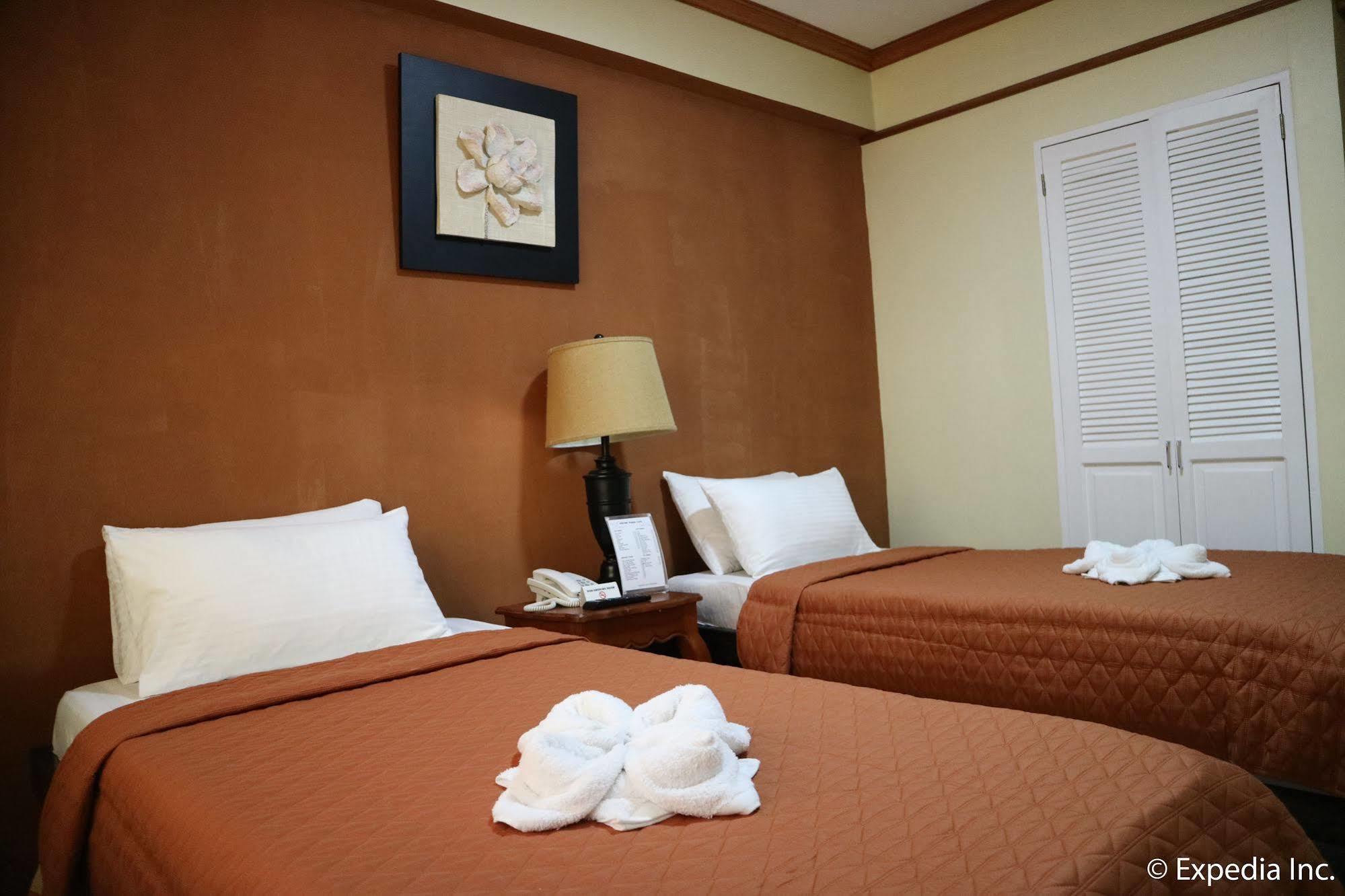 Spring Plaza Hotel Dasmarinas Esterno foto