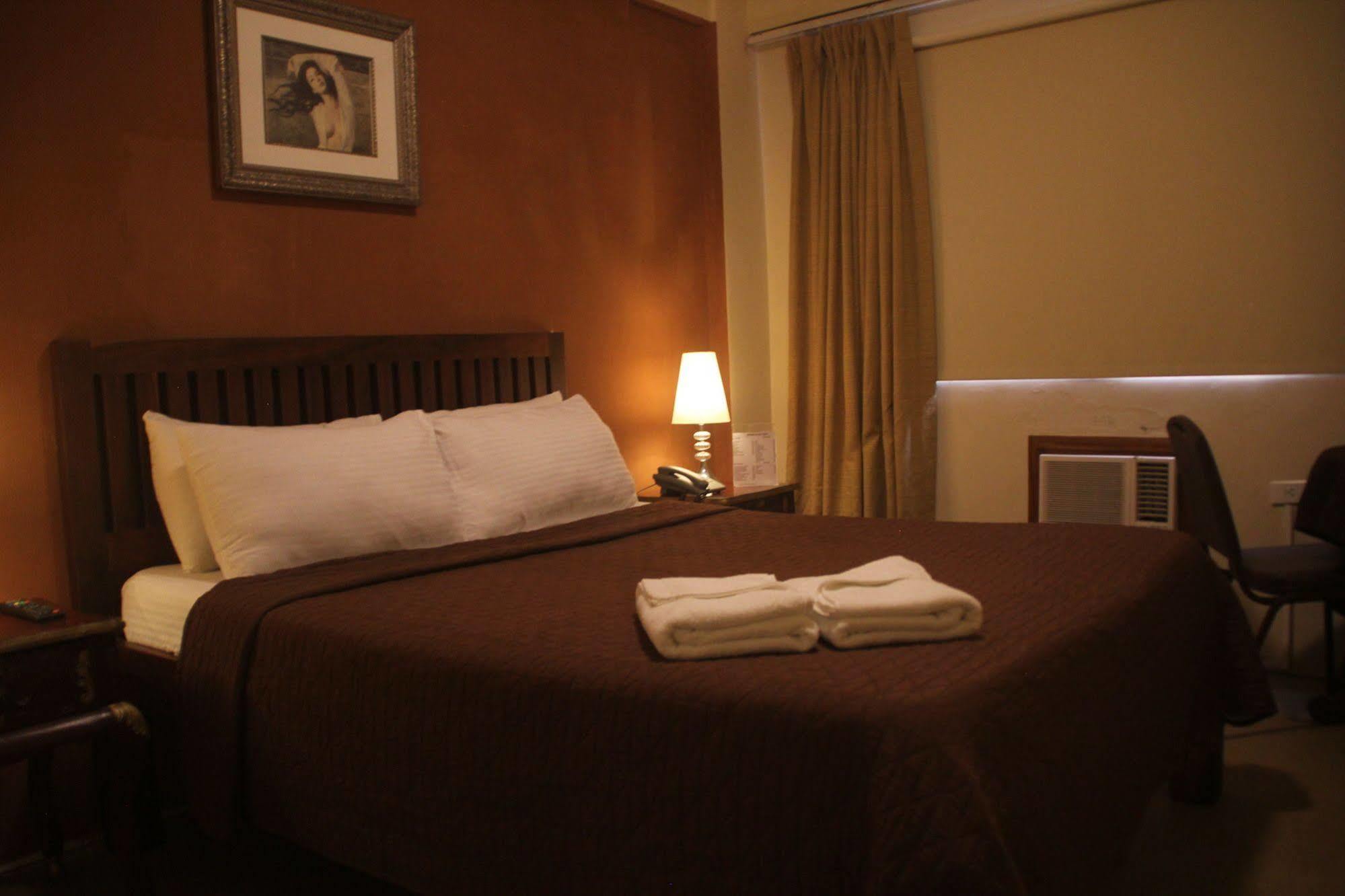 Spring Plaza Hotel Dasmarinas Esterno foto
